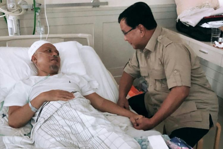 Calon presiden nomor urut 02 Prabowo Subianto menjenguk Ustaz Arifin Ilham di Rumah Sakit Cipto Mangunkusumo (RSCM), Jakarta, Rabu (9/1/2018) 
