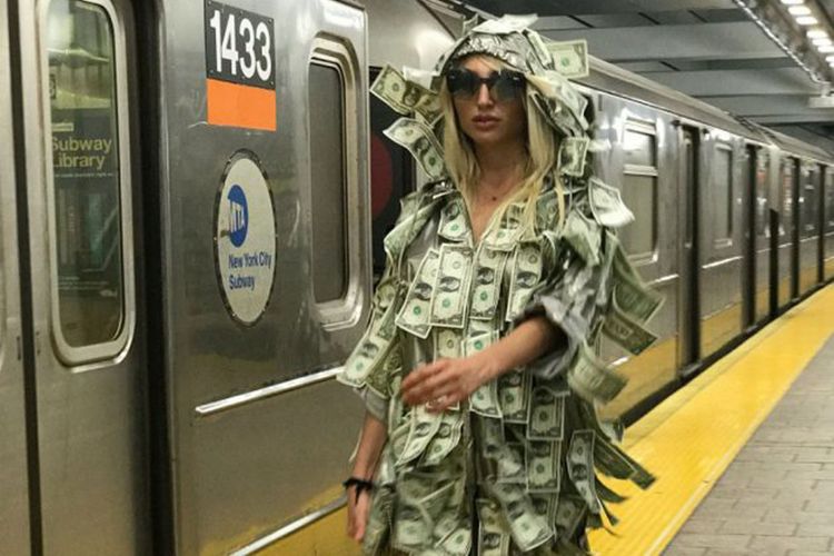 Vicky Xipolitakis dengan pakaian uangnya berkeliling New York