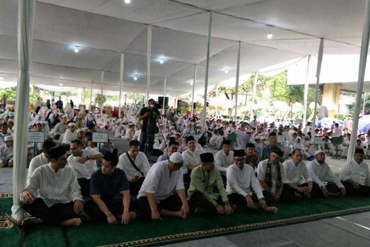 Wakil Gubernur DKI Jakarta Sandiaga Uno berbuka puasa bersama anak yatim dan dhuafa di Balai Kota, Jalan Medan Merdeka Selatan, Kamis (31/5/2018).