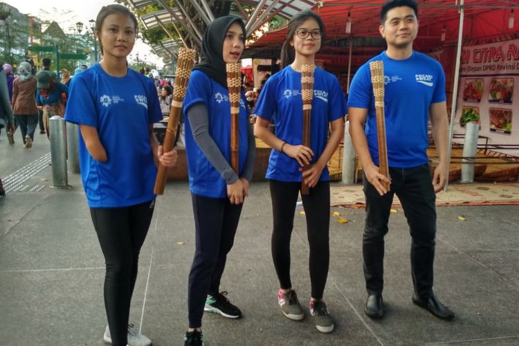 (Ki-Ka) Nanda Mei Sholihah, Jenahara Nasution, Agnes Natasya Wijaya, Andre Surya, saat melakukan test track untuk kirab obor Asian Games 2018 di kawasan Malioboro, Yogyakarta, Rabu (18/7/2018)