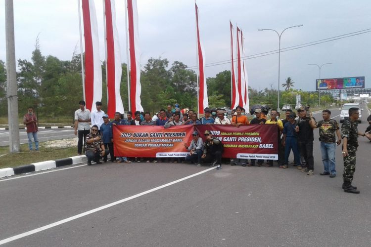 Sekelompok massa membentang spanduk di depan gerbang Bandara Depati Amir untuk menolak diskusi bernuansa provokatif.