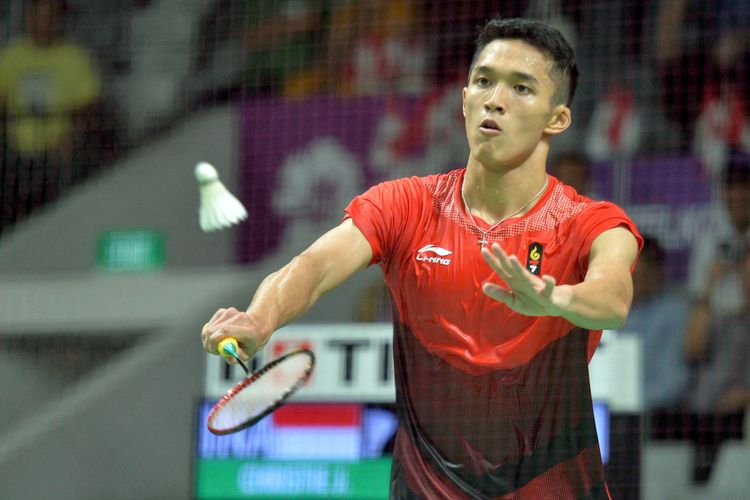 Pebulu tangkis tunggal putra Indonesia Jonatan Christie melakukan servis ke arah lawannya pebulu tangkis Jepang Kenta Nishimoto, pada babak semifinal Asian Games 2018 di Istora Senayan, Jakarta, Senin (27/8/2018).