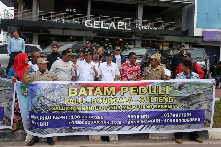 Wali Kota Batam HM Rudi dan Wakil Wali Kota Batam Amsakar Ahmad kembali turun ke jalan untuk menggalang dana bantuan korban gempa dan tsunami yang terjadi di Kota Palu dan Donggala, Sulawesi Tengah beberapa waktu lalu.
