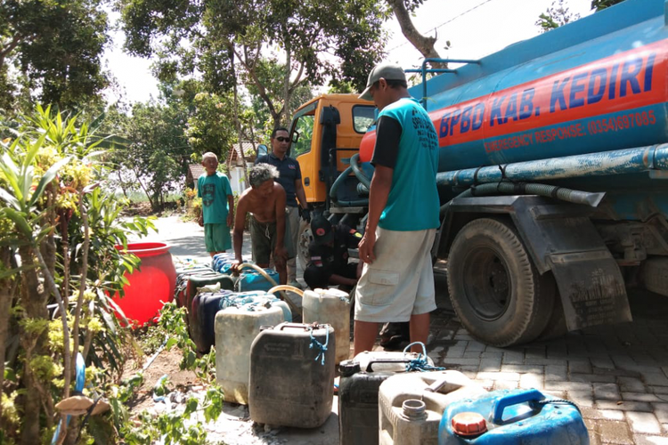 Pendistribusian air bersih oleh BPBD Kediri di wilayah Sepawon dan Badek Kecamatan Plosoklaten, Kabupaten Kediri, Jawa Timur, Senin (22/10/2018)