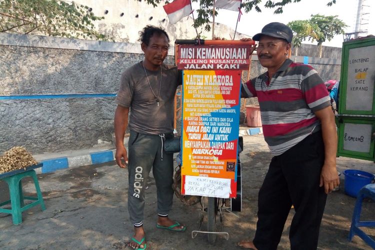 Kampanyekan bahaya narkoba, Man Rambo (52), melakukan aksi jalan kaki Nusantara dari Surabaya ke Jakarta.