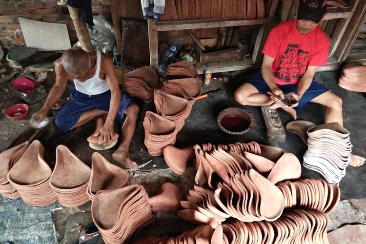 Pekerja di pembuatan sadel sepeda ontel milik Mbah Sumadi mengerjakan finisihing produk sadel dari kulit tersebut. 
