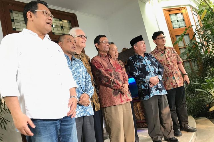 Sejumlah tokoh yang menamakan diri Suluh Kebangsaan, Jumat (17/5/2019) siang, bersilaturahim ke kediaman Ketua Umum PDI Perjuangan Megawati Soekarnoputri di Jalan Teuku Umar, Menteng, Jakarta Pusat. 