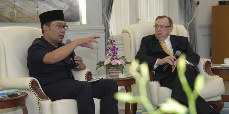 Gubernur Jawa Barat Ridwan Kamil saat menggelar pertemuan dengan 12 tokoh pendidikan dan peneliti dari Australia yang tergabung dalam Board of Australia-Indonesia Centre (AIC) di Gedung Pakuan, Kota Bandung, Senin (26/8/2019).