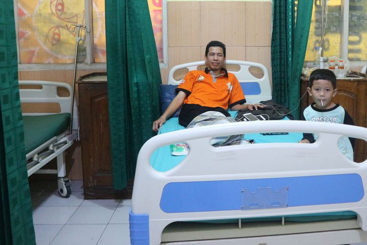 Khotim Fadli (31), Ketua Panitia Pemilihan Kecamatan (PPK) Kesamben Kabupaten Jombang Jawa Timur, saat menjalani perawatan di Puskesmas Kesamben. Pada Rabu (24/4/2019) malam, dia jatuh pingsan ditengah proses rekapitulasi perolehan suara.                     