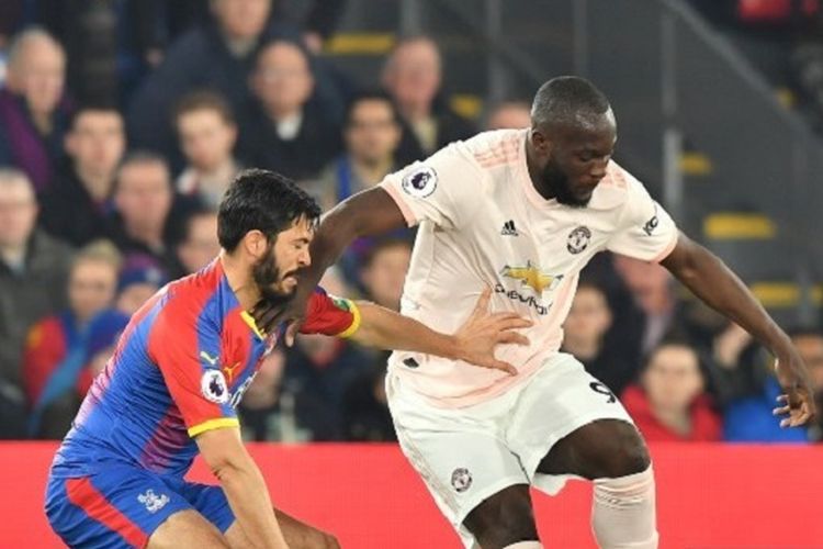 James Tomkins menjaga Romelu Lukaku pada pertandingan Crystal Palace vs Manchester United di Stadion Selhurst Park dalam lanjutan Liga Inggris, 27 Februari 2019. 