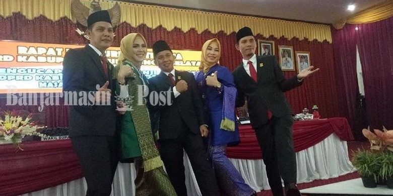 Lima bersaudara dari partai berbeda yang menduduki kursi DPRD HSS periode 2019-2024 berfoto bersama usai pengambilan sumpah jabatan, Senin (12/8/2019) di DPRD HSS.