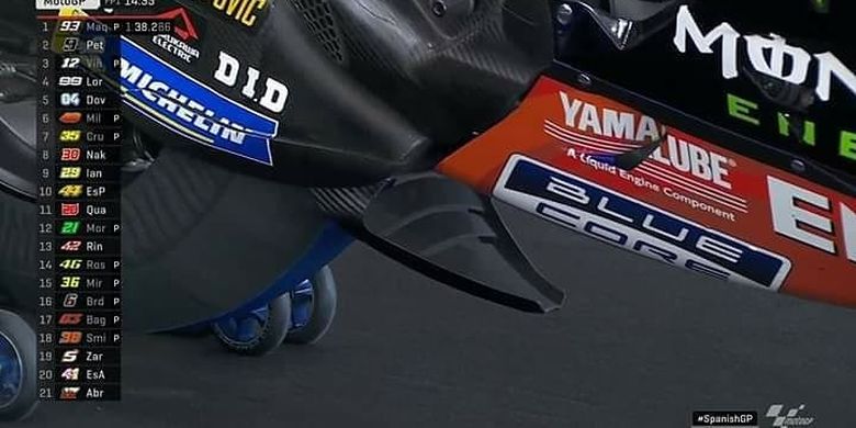 Perangkat aero pada swing arm Yamaha M1 milik Valentino Rossi.