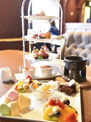 Dari depan, Chocolate Fondue (¥2.700 untuk porsi 2-3 orang). Dalam foto termasuk Afternoon Tea Set (¥3.500), dengan enam jenis manisan dan dua minuman. Di dalam kafe, kamu bisa mencicipi manisan mewah edisi terbatas