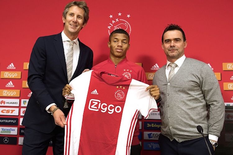 Pemain muda Brasil, David Neres Campos, diperkenalkan sebagai pemain baru Ajax Amsterdam, didampingi dua petinggi klub, Edwin van der Sar dan Marc Overmars, 17 Februari 2017.