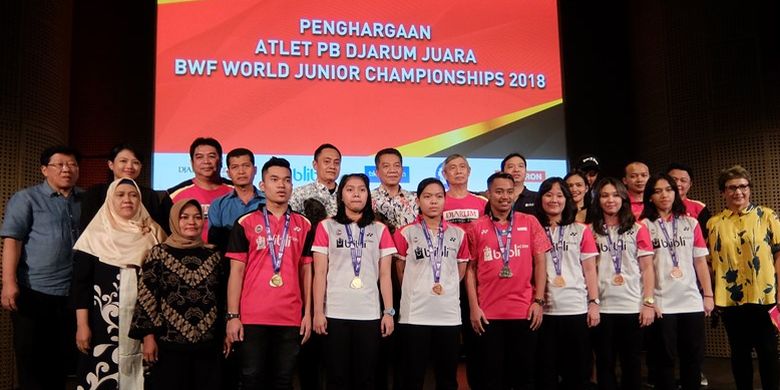Para pemain junior PB djarum yang berprestasi pada kejauraan dunia yunior BWF badminton JUnior Championships 2018, bersama pembina klub dan orang tua.