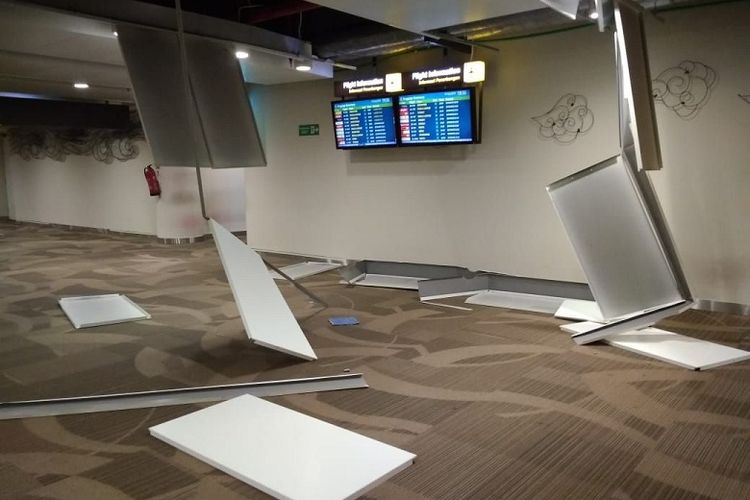 Plafon Bandara Ngurah Rai Bali rusak karena gempa di Lombok, Minggu (5/8/2018).