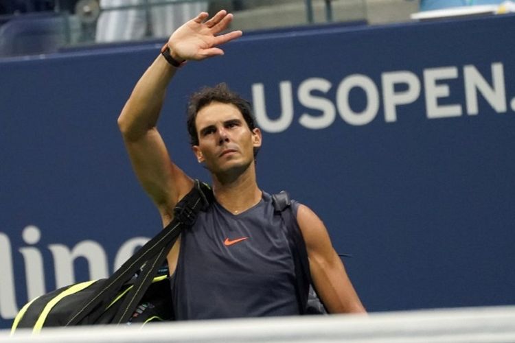 Petenis Spanyol, Rafael Nadal, meninggalkan lapangan setelah mundur karena cedera lutut saat melawan Juan Martin del Potro di semifinal US Open, Sabtu (8/9/2018). 