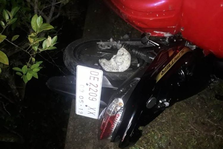 Kecelakaan lalu lintas antara sepeda motor dan mobil angkutan kota terjadi di Jalan Ir M Putuhena, Kecamatan Teluk AMbon, Jumat pagi (3/5/2019)