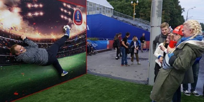 Para pengunjung berfoto di salah satu stan FIFA Fan Fest di Moskwa, Rusia, Minggu (10/6/2018). Fan Fest merupakan tempat para fans sepak bola berkumpul selama Piala Dunia 2018 digelar. Berbagai atraksi, konser, dan layar raksasa disiapkan untuk menyiarkan laga-laga piala dunia.

