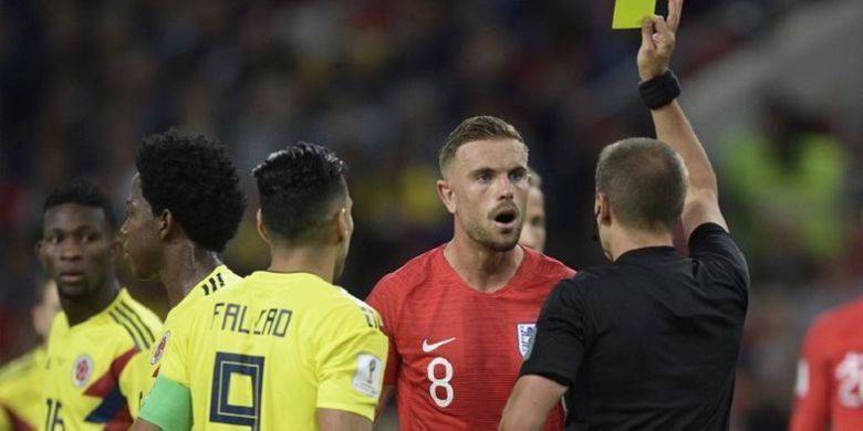 Gelandang timnas Inggris, Jordan Henderson, mendapat kartu kuning karena tindakan tak terpujinya pada laga versus Kolombia di Stadion Spartak, 3 Juli 2018. 
