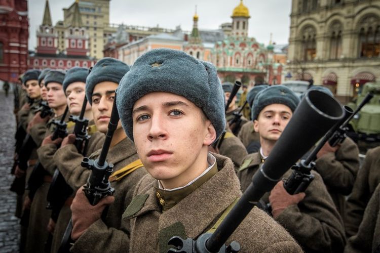 Tentara Rusia bersiap di Lapangan Merah Moskwa.