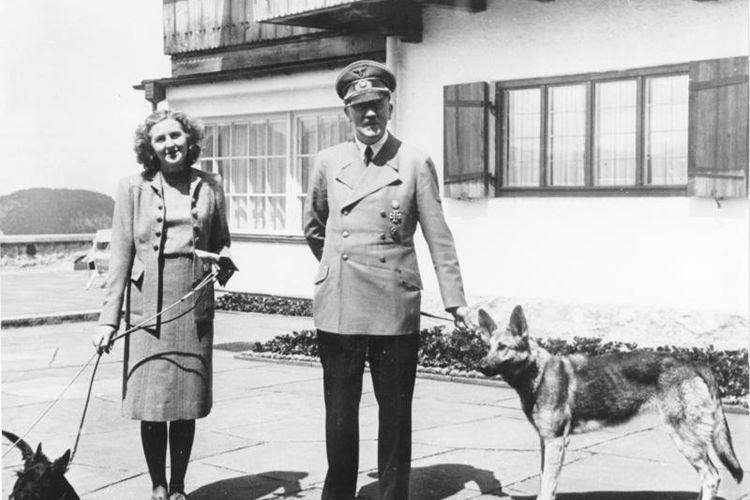 Eva Braun (kiri) dan kekasihnya, Pemimpin Nazi Jerman Adolf Hitler bersama anjing mereka ketika berada di rumah persinggahan di Berghof.