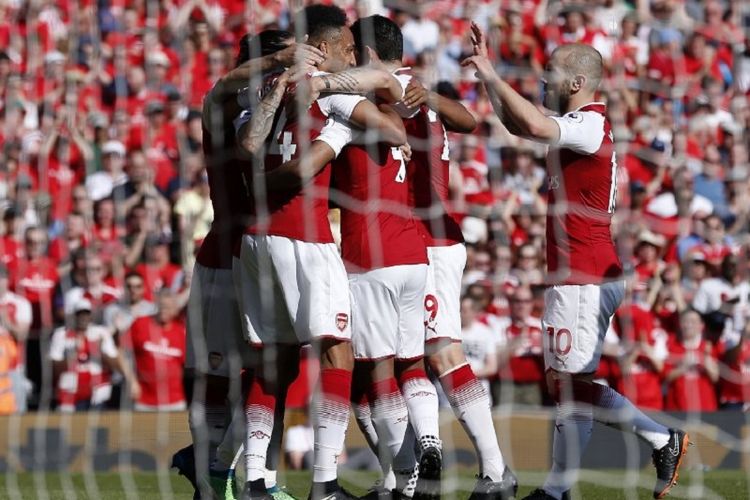 Para pemain Arsenal merayakan gol Pierre-Emerick Aubameyang ke gawang Burnley pada pertandingan Premier League di Stadion Emirates, 6 Mei 2018.