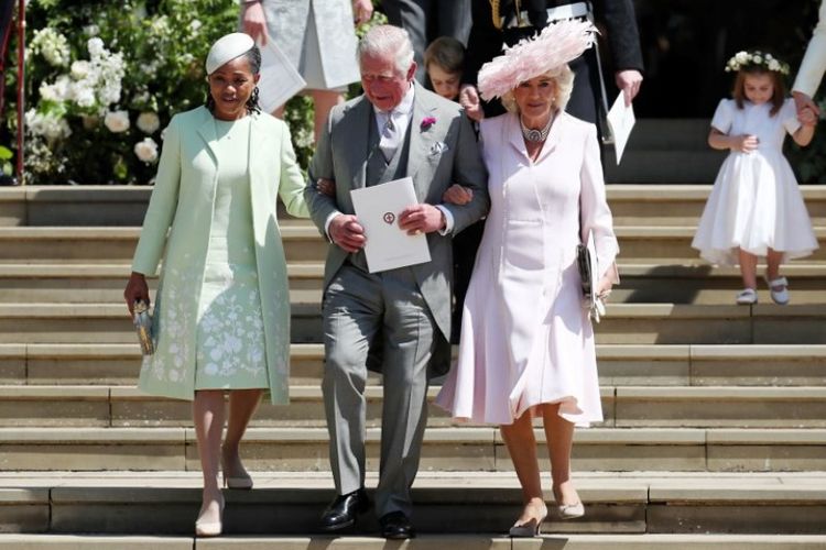 (Kiri ke kanan) Doria Ragland, Pangeran Charles Inggris dan Camilla keluar dari Gereja St George setelah menghadiri upacara pernikahan Pangeran Harry dan aktris AS Meghan Markle di Istana Windsor, Sabtu (19/5/2018). (AFP/Jane Barlow)