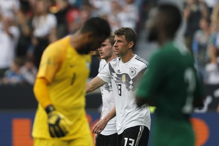 Thomas Mueller dan Timo Werner merayakan gol Jerman ke gawang Arab Saudi pada laga uji coba di Leverkusen, 8 Juni 2018. 