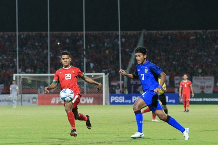 Timnas U-19 Indonesia berhadapan dengan Thailand pada pertandingan terakhir Grup A Piala AFF U-19 di Sidoarjo, 9 Juli 2018. 