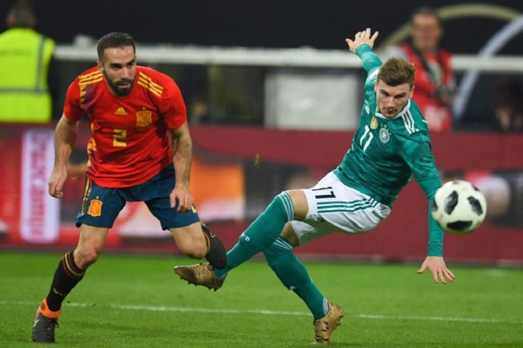 Penyerang Jerman Timo Werner dijaga bek Spanyol Dani Carvajal pada laga uji coba antara kedua tim di Duesseldorf, Jumat (23/3/2018). 