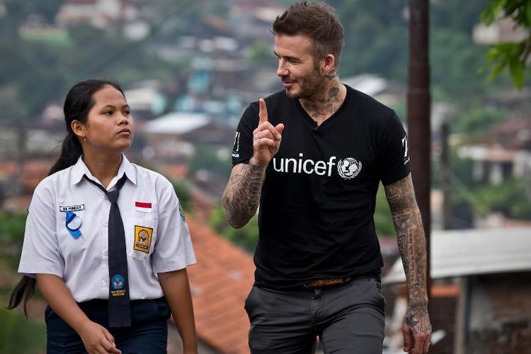 Duta Kehormatan UNICEF David Beckham tertawa bersama Sripun (15) di dekat rumahnya di Semarang, Jawa Tengah, Indonesia, 27 Maret 2018. Sripun diunjuk oleh lingkungannya untuk menjadi agen perubahan dan berpartisipasi dalam program anti-bullying yang diinisiasi UNICEF.