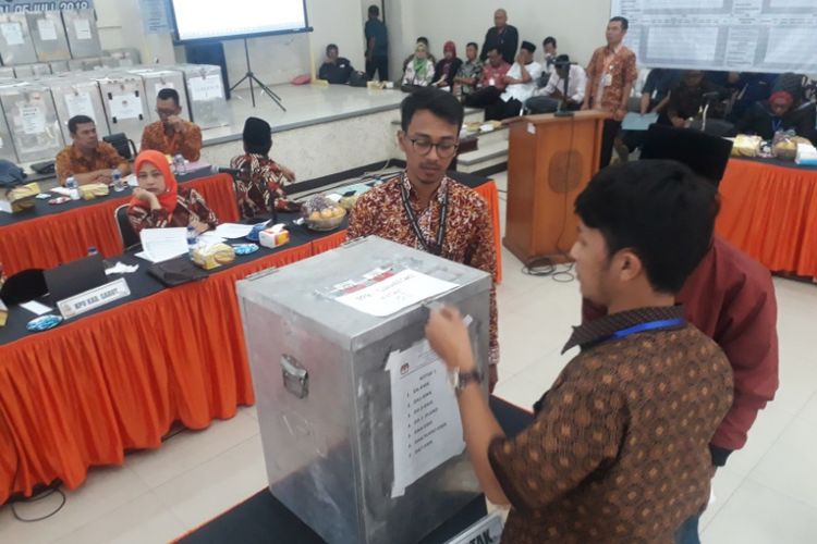 Anggota PPK membuka kotak suara dalam rapat pleno penghitungan suara KPU Garut, Kamis (5/7/2018). 