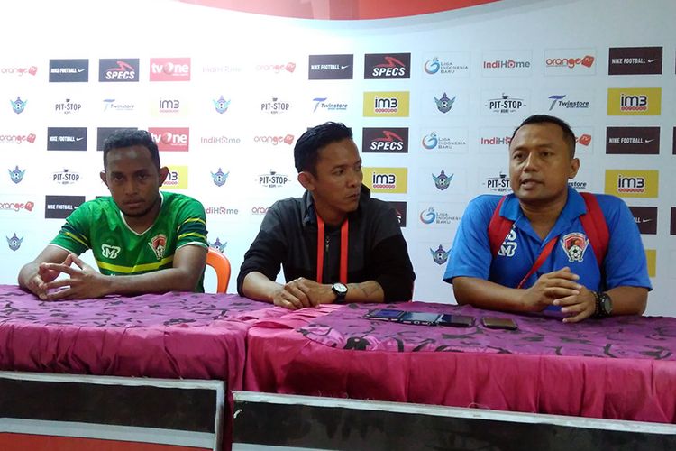 Asisten pelatih Kalteng Putra Bambang Sumantri (kanan) dan Moses Nazaret (kiri), selepas laga kontra Persegres Gresik United.