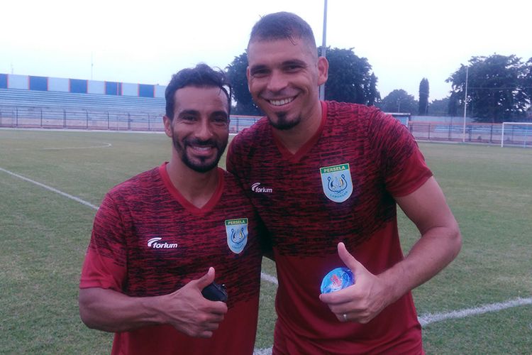 Diego Assis Figueiredo (kiri) dan Wallace Costa Alves seusai berlatih di Stadion Surajaya.