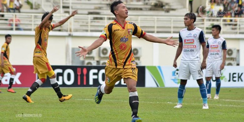 Pemain Mitra Kukar, Anindito Wahyu, melakukan selebrasi setelah berhasil mencetak gol pada laga perdana putaran kedua Liga 1 2018 melawan Arema FC di Stadion Aji Imbut, Jumat (27/7/2018).