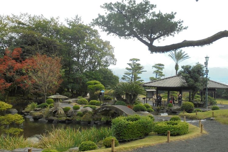 Taman bersejarah Sengan-en melengkapi kesempurnaan sebuah vila penguasa klan Satsuma di masa lalu, sekarang wilayah kekuasaan klan Satsuma menjadi Prefektur Kagoshima, di Pulau Kyushu, Jepang. 