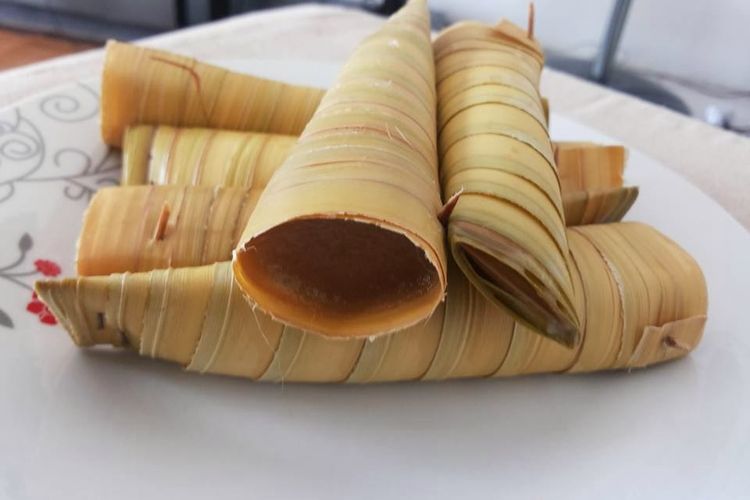 Kue tradisional bernama celorot ini terbuat dari tepung beras dan santan. Cocok untuk dinikmati saat hari kemerdekaan.