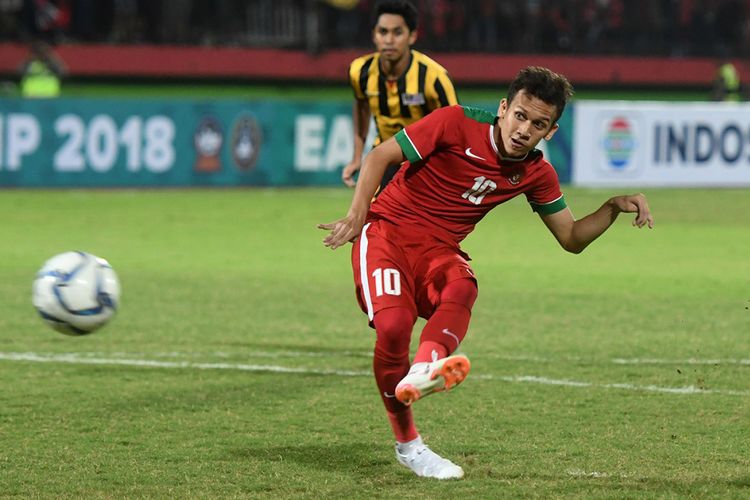 Pesepak bola Indonesia U-19 Egy Maulana Vikri melakukan tendangan penalti ketika melawan timnas Malaysia U-19 dalam laga semifinal Piala AFF U-19 di Gelora Delta Sidoarjo, Sidoarjo, Jawa Timur, Kamis (12/7/2018). Indonesia kalah adu penalti dari Malaysia dengan skor 3-4.