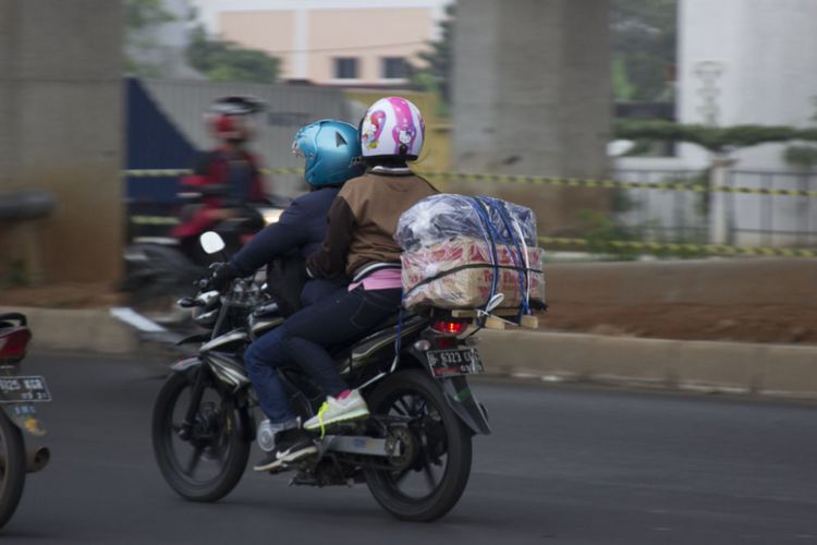 Pemudik motor mulai padati jalur Kalimalang menuju Bekasi, Kamis (22/6/2017)