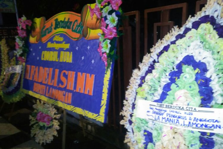 Karangan bunga dari Bupati Lamongan Fadeli tampak di muka rumah duka kiper Persela Lamongan, Choirul Huda, yang meninggal dunia pada MInggu (15/10/2017).