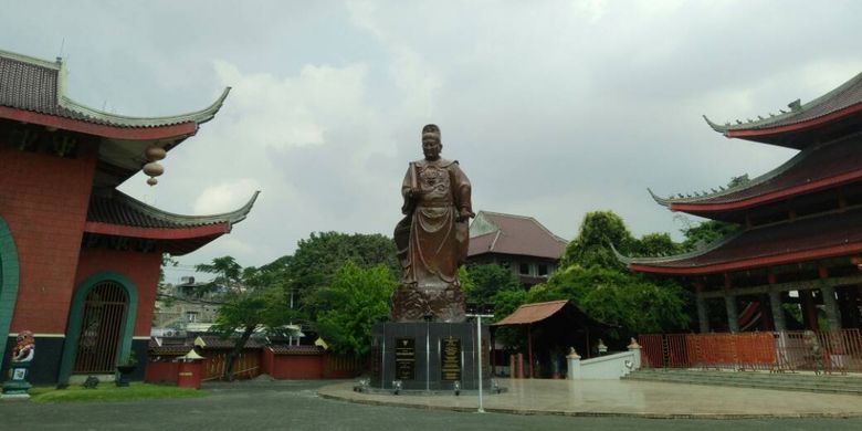 Sam Poo Kong merupakan salah satu destinasi favorit di Semarang, Jawa Tengah. Terdapat patung Laksamana Cheng Ho yang terbuat dari perunggu dengan tinggi 12 meter.