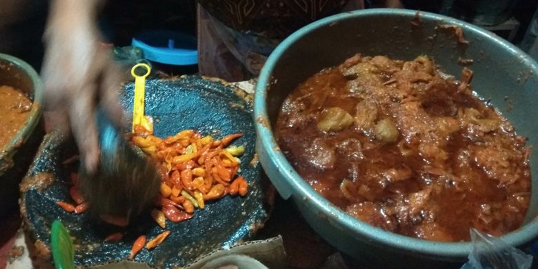 Sambal dengan tingkat kepedasan yang bisa dipesan di Pecel Cak Hendrix, yang ramai saat banjir, di Jatinegara Barat, Jakarta Timur, Rabu (7/2/2018).