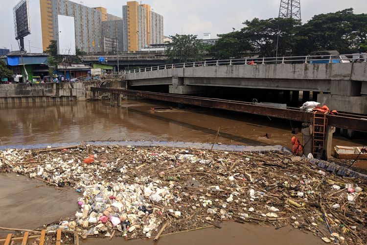Tumpukan Sampah di Banjir Kanal Barat, depan Mall Season City, Jembatan Besi, Tambora, Jakarta Barat pada Jumat (26/4/2019)