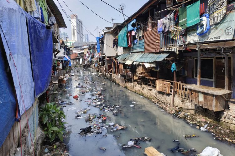 Kali Krukut yang terletak di Kelurahan Kebon Kacang, Kecamatan Tanah Abang, Jakarta Pusat penuh dengan sampah. Air kali berwarna hitam dan ketinggiannya pun cukup dangkal. (17/6/2019)