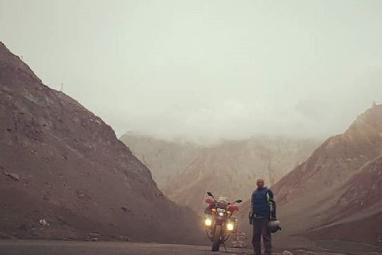 Biker yang menempuh perjalanan naik motor dari Jakarta-Himalaya, Gunadi (41) saat berada di kawasan pegunungan tertinggi di dunia itu.