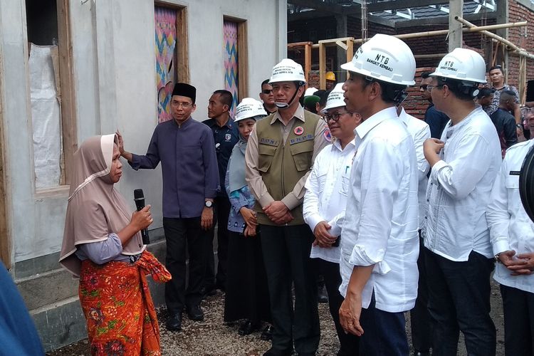 Presiden Joko Widodo mengunjungi rumah warga terdampak gempa di Desa Pengempel Indah, Kelurahan Bertais, Kecamatan Sandubaya, Kota Mataram, Jumat (22/3/2019).