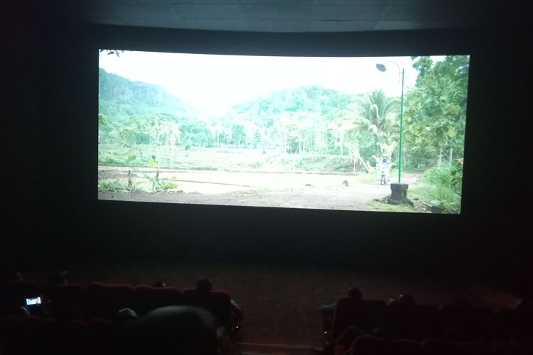 KPU Sumbar menggelar nonton bareng film Suara April di Plaza Andalas Padang, Sumatera Barat, Senin (15/4/2019)