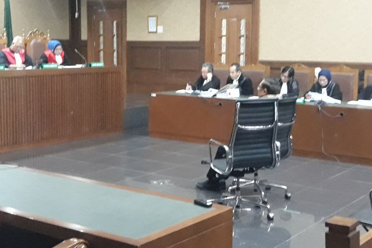 Edy Saputra Suradja selaku Wakil Direktur Utama PT SMART Tbk dan Direktur/Managing Director PT Binasawit Abadi Pratama (BAP) duduk di kursi terdakwa di Pengadilan Tipikor Jakarta, Jumat (11/1/2019). 