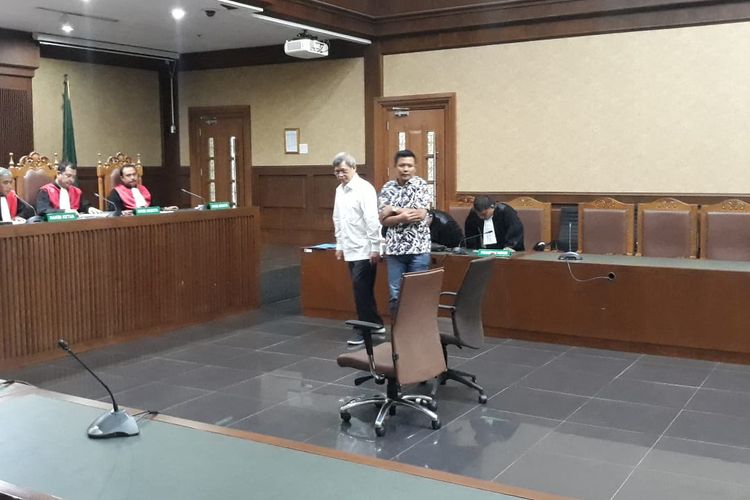 Dua terdakwa anggota DPRD Sumatera Utara, Muslim Simbolon dan Sonny Firdaus dihukum 4 tahun penjara oleh majelis hakim pada Pengadilan Tindak Pidana Korupsi Jakarta. 